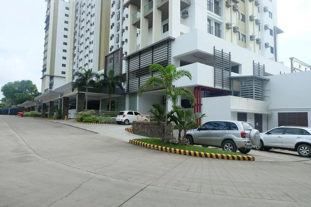Grand Residences Unit 12N by Comfyrooms