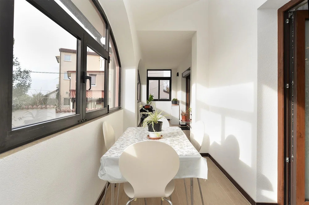 Apartment 1986