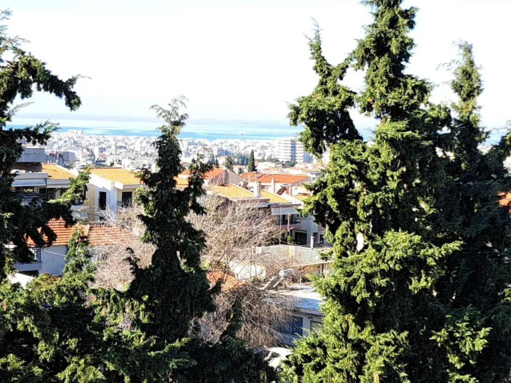 Όμορφο διαμέρισμα- σοφίτα με υπέροχη θεα