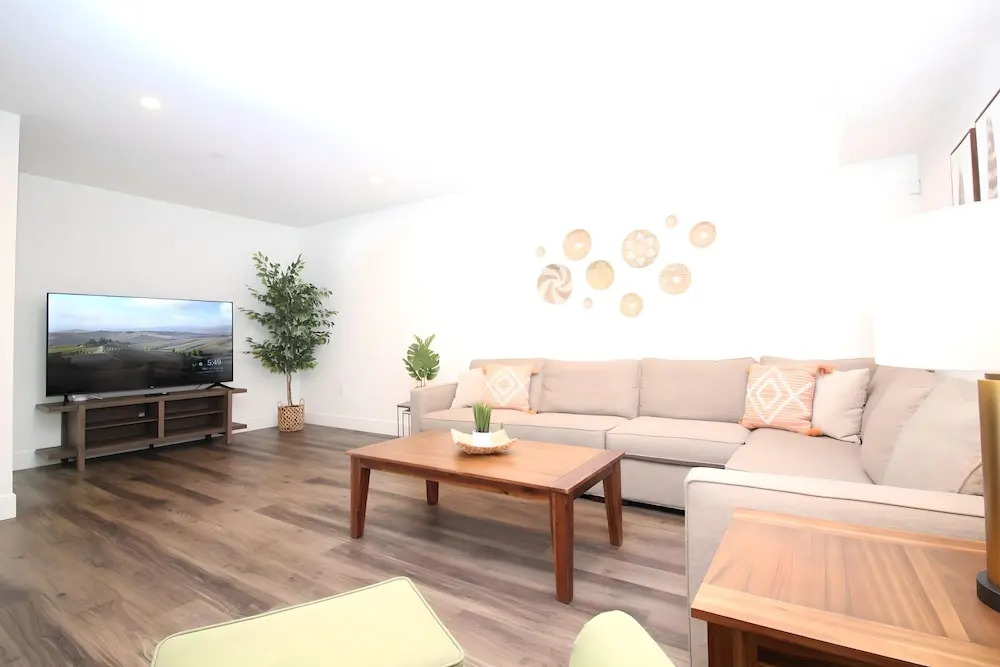 Los Angeles Grand Suites • Free Reserved Parking