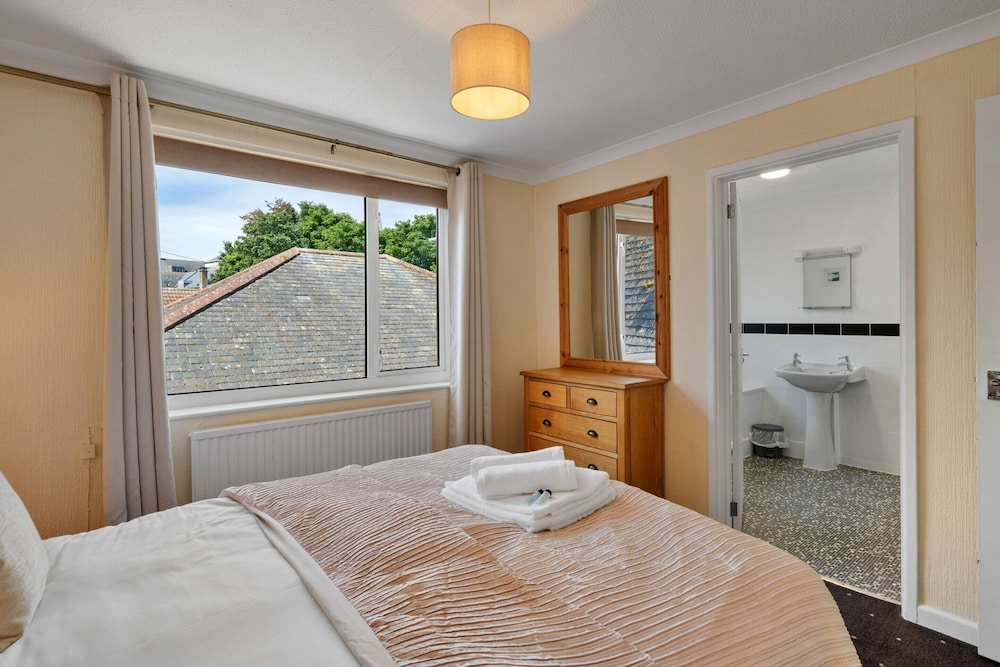 Cozy St Ives Apartment Retreat, No Deposit
