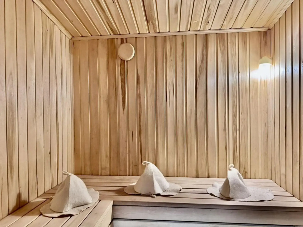 Дом с тeплым бaсcейнoм "Тихая сосна"
