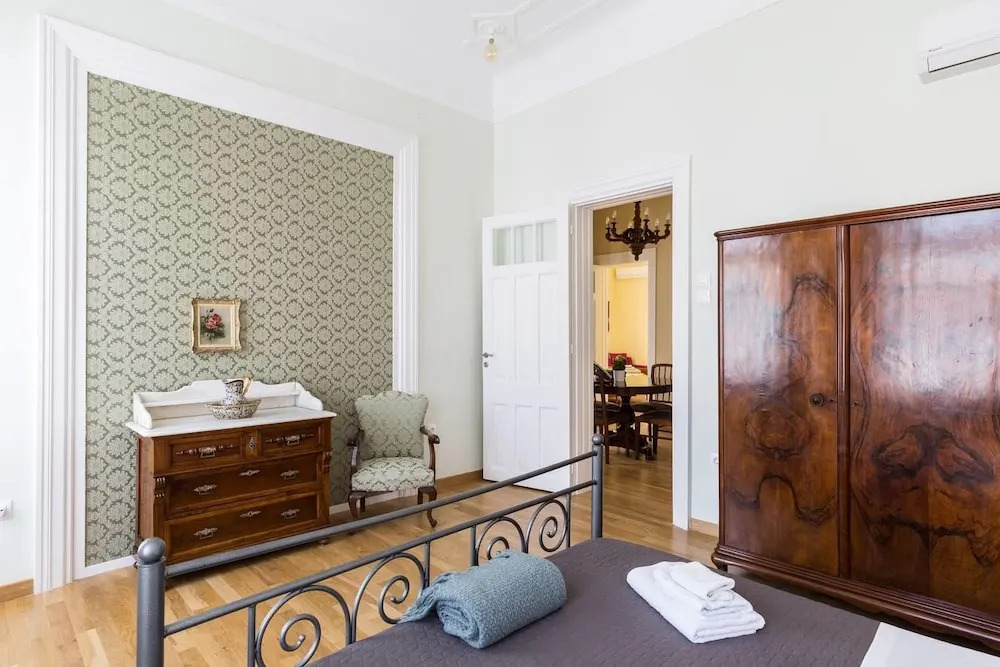 The Bozonians Neoclassical house