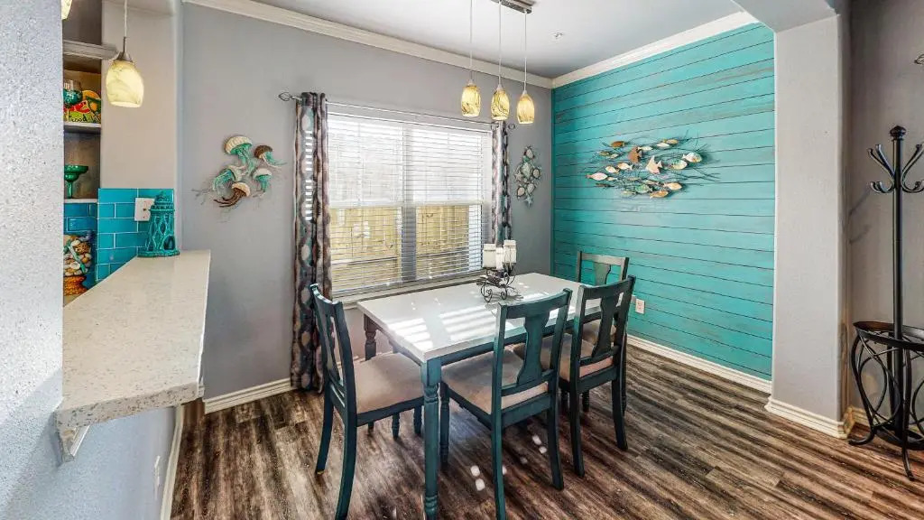 MC16 Multi-Level Condo, Shared Pool & Hot Tub, Close to Beach