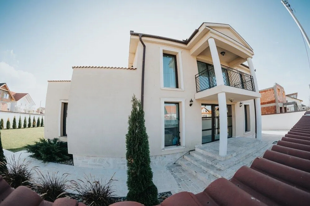 Carla Residence