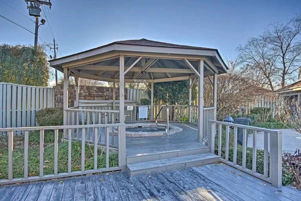 Pool & Lake Hamilton Access: Hot Springs Condo!