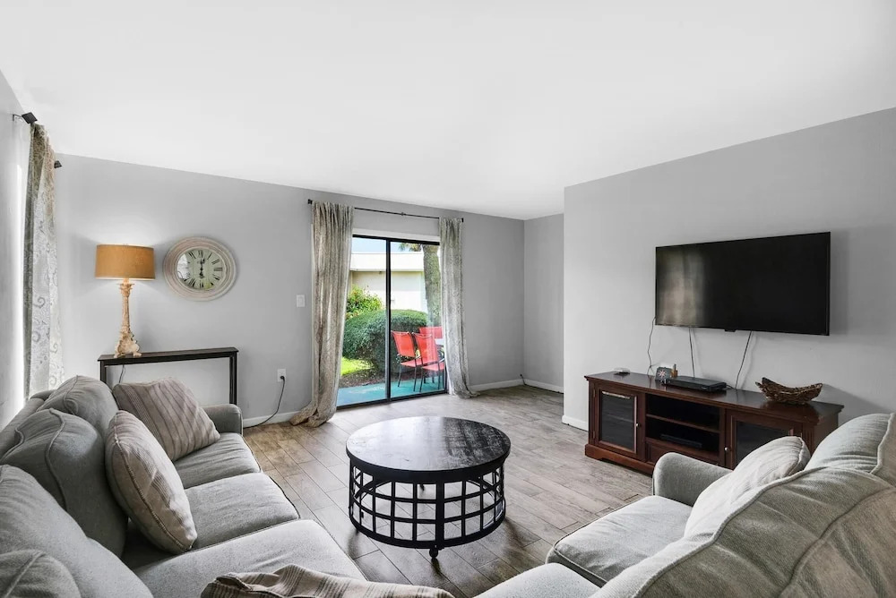 Summerhouse Townhomes #6- Blue Pearl
