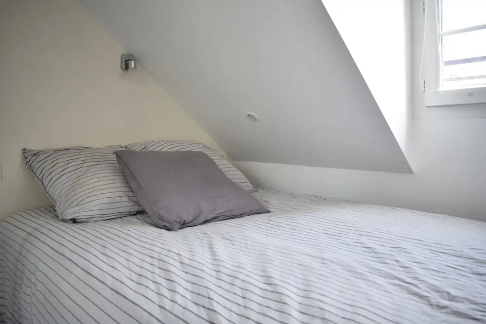 Cosy Renovated 1 Bedroom Apartment in 10th