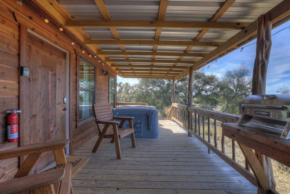 Mesquite Cabin With Hot Tub & Hill Country Views