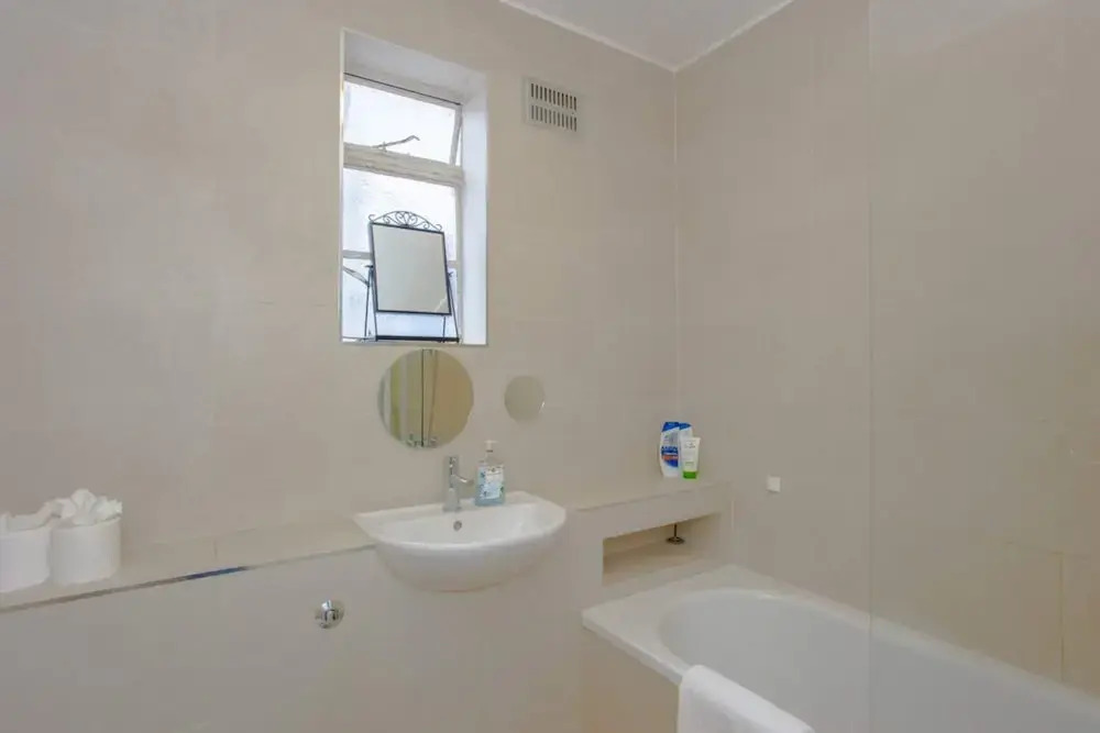 Contemporary 2 Bedroom Flat in Bayswater