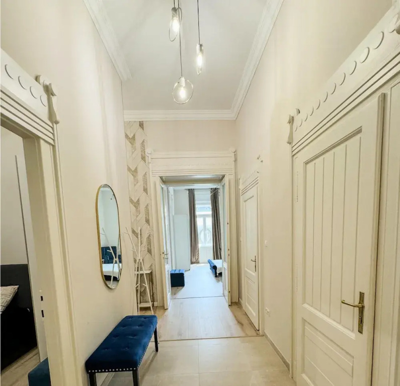 Luxury 3BR Apartment Near Basilica & Parliament