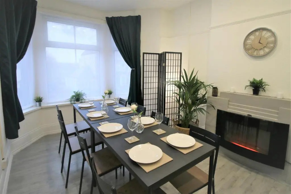 Free Local Parking - Fast WiFi - Sleeps 10 Guests by PROPERTY PROMISE