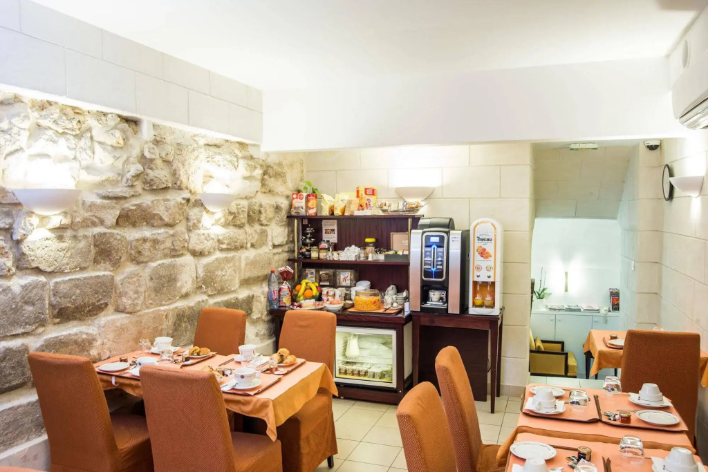 Austins Arts Et Metiers Hotel