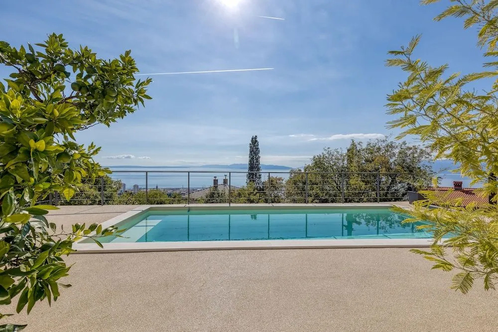 Pool And Garden Apartment Happy Sound