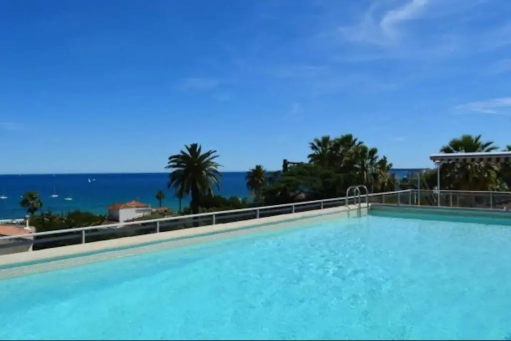 Apt Golfe Juan - 5min des plages - Parking privée - Piscine Rooftop