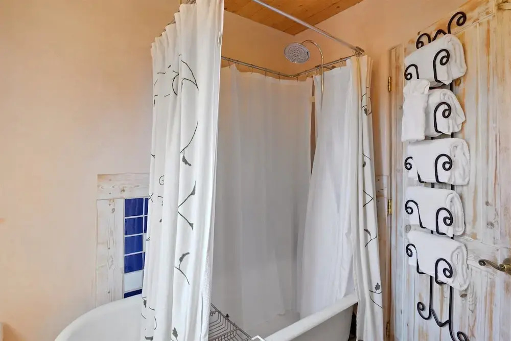 Casa Intima - Downtown Adobe, Walk to Plaza and Railyard, Kiva Fireplace, Large Enclosed Yard