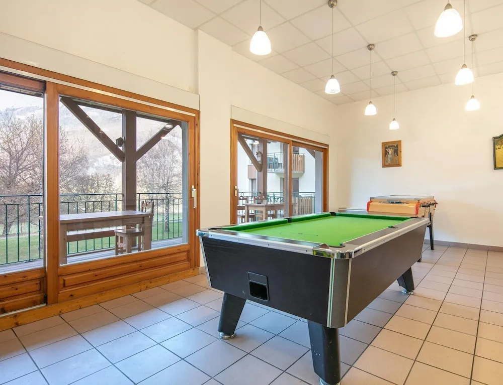 Large 8-person Apartment in Giez