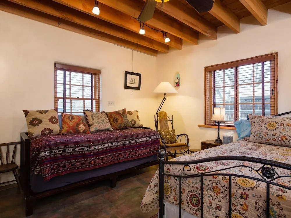 Desert Breeze - Delightful Railyard Adobe, Walk to The Plaza