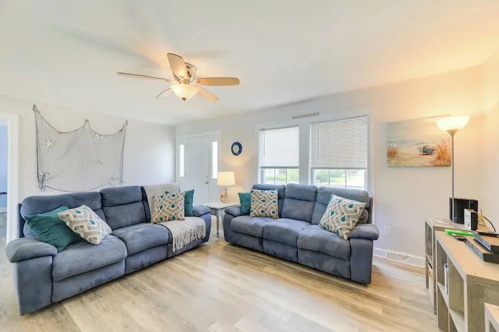 Coastal Emerald Isle Retreat w/ Deck & Grill!