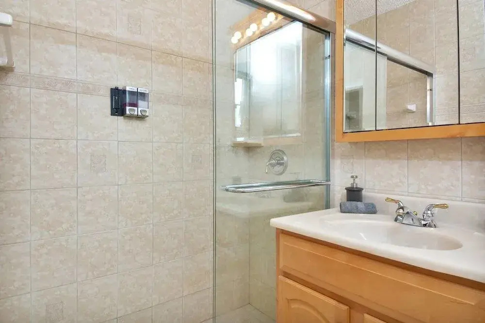 Lovely Apt, Hollywood Beach, 1/2 block from Ocean!