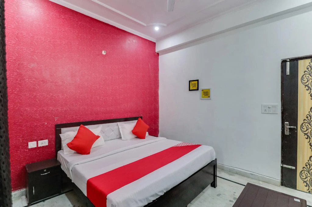 Vaccinated Staff- OYO 79428 Saanj Bnb