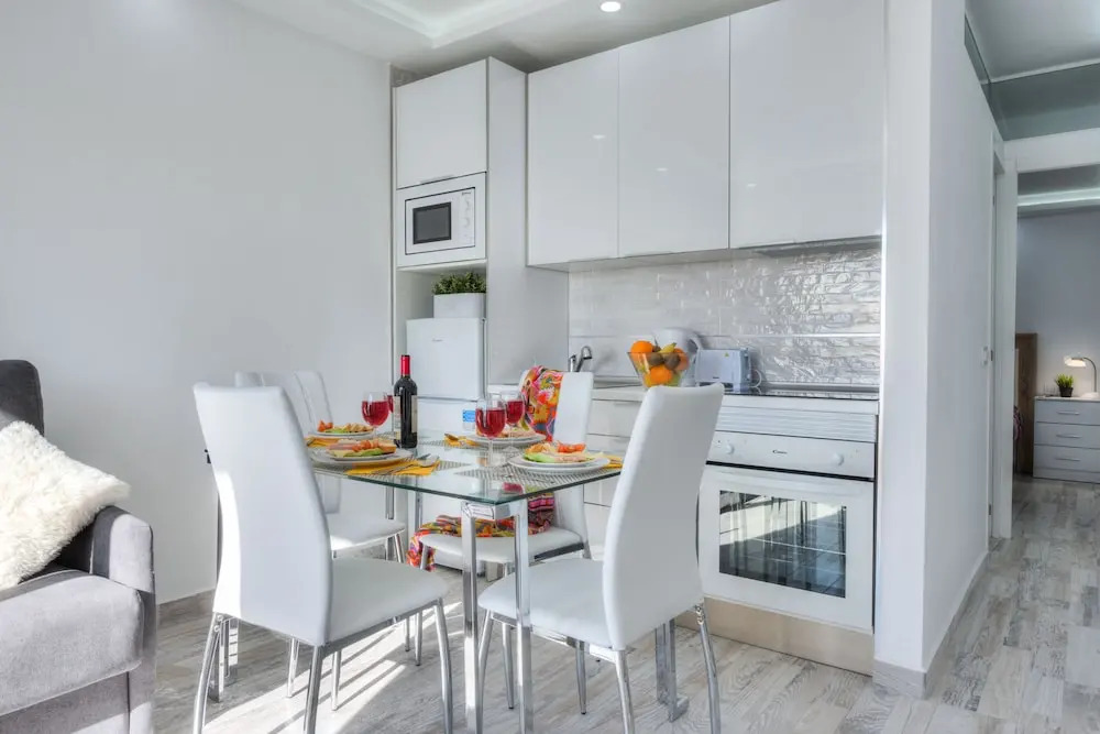 Tidy Apartment, Small Terrace and Air Conditioning