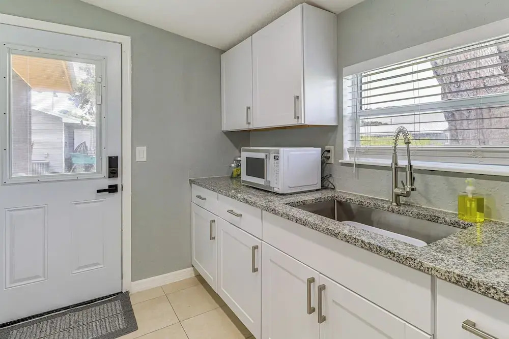 Mins to Beaches & HCA Hospital: Fort Pierce Home
