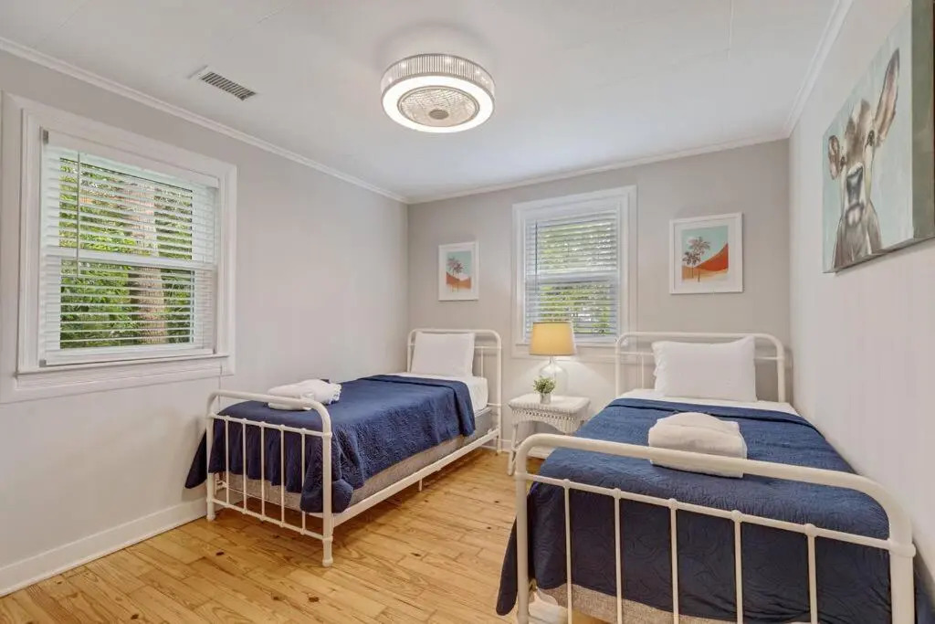 208 W Ashley - Central Location - 2 Mins to the Beach