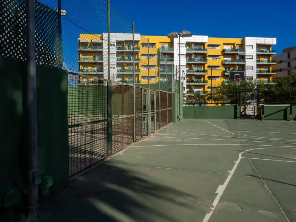 Apartment with extensive gardens PARKING GYM terrace and pool