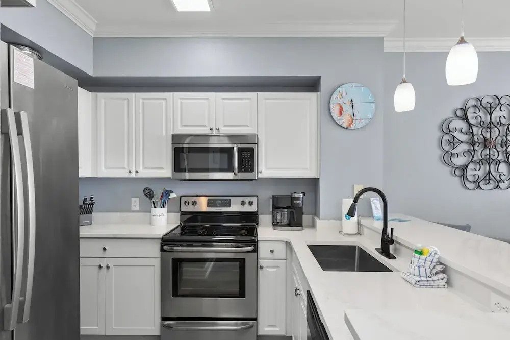 Tidewater Escape: 1br/2ba Beachfront Condo, Sleeps 6, Gulf Views & Comfort!