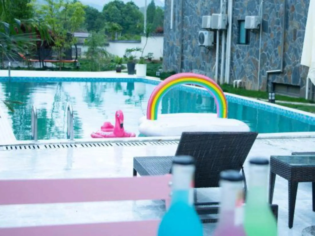 Anji Qingyun Mountain Residence, Cloud Grassland Light Luxury Pool Designer Resort