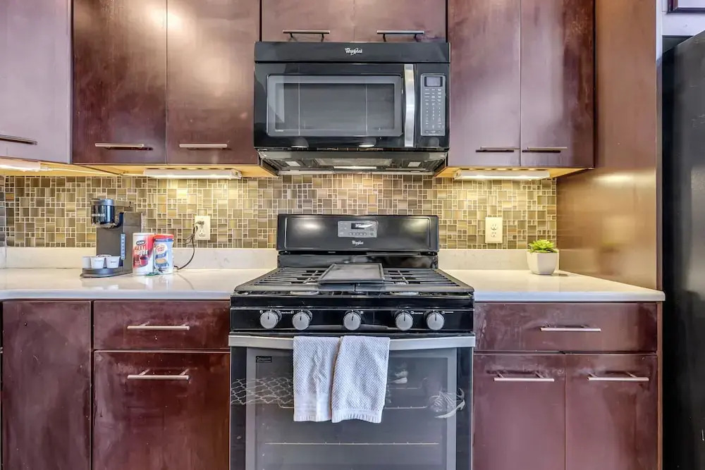 Elm St. Retro Retreat - Downtown Condo