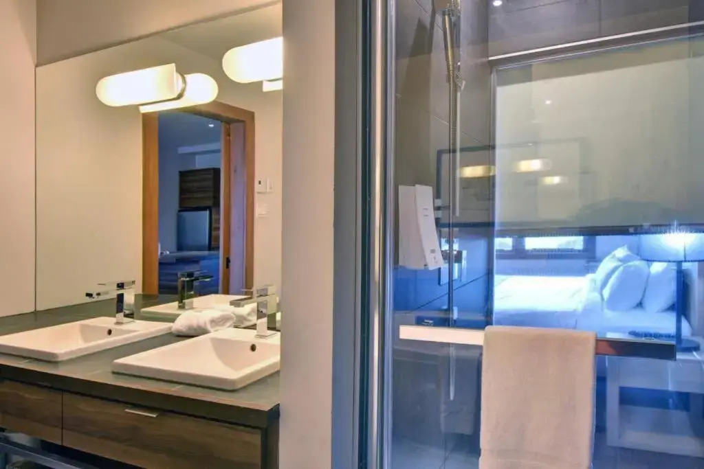 Deluxe Suite - View on Lake & 6 Min from Tremblant Versant Nord