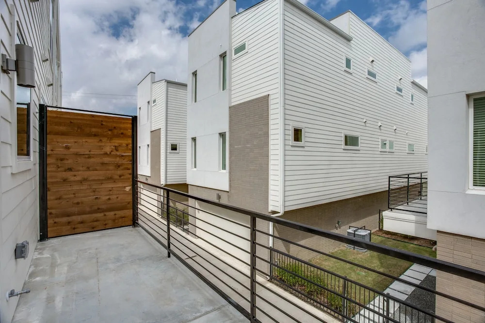 Modern Dallas TownHome 2 BR fully furnis