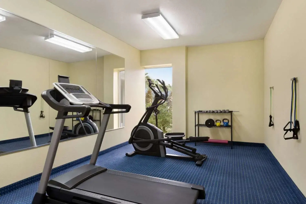 Howard Johnson Suites Central