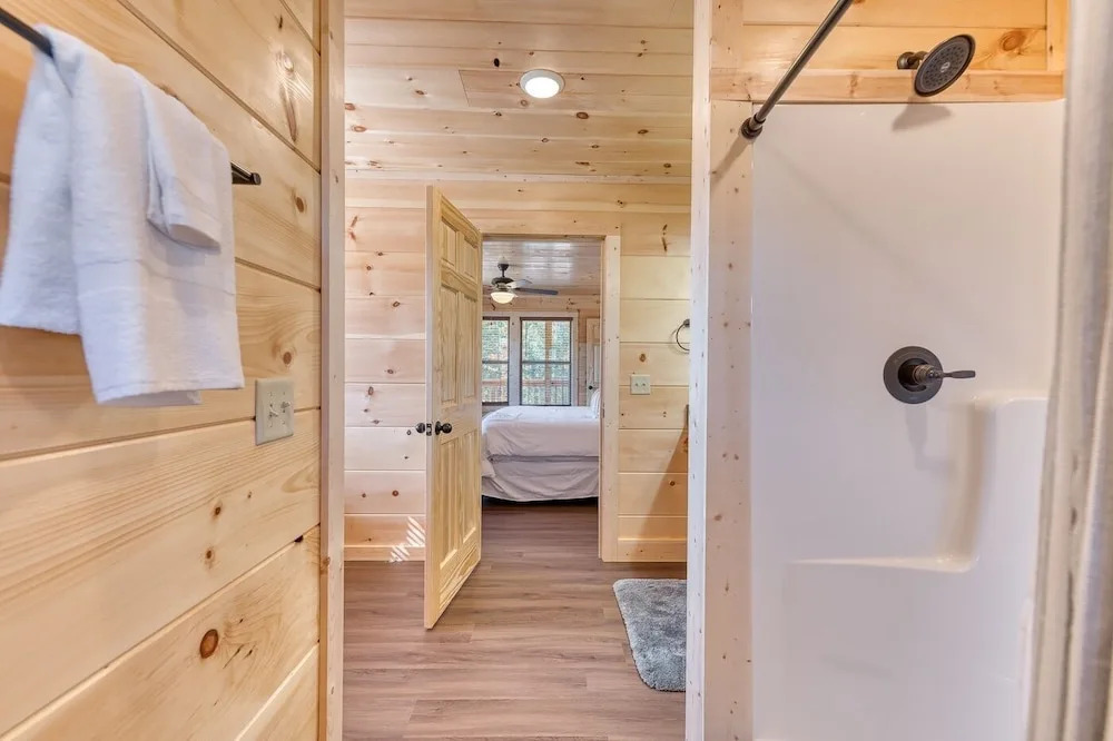 Brand-new Luxury W/ Hot Tub & Firepit 3 Bedroom Cabin