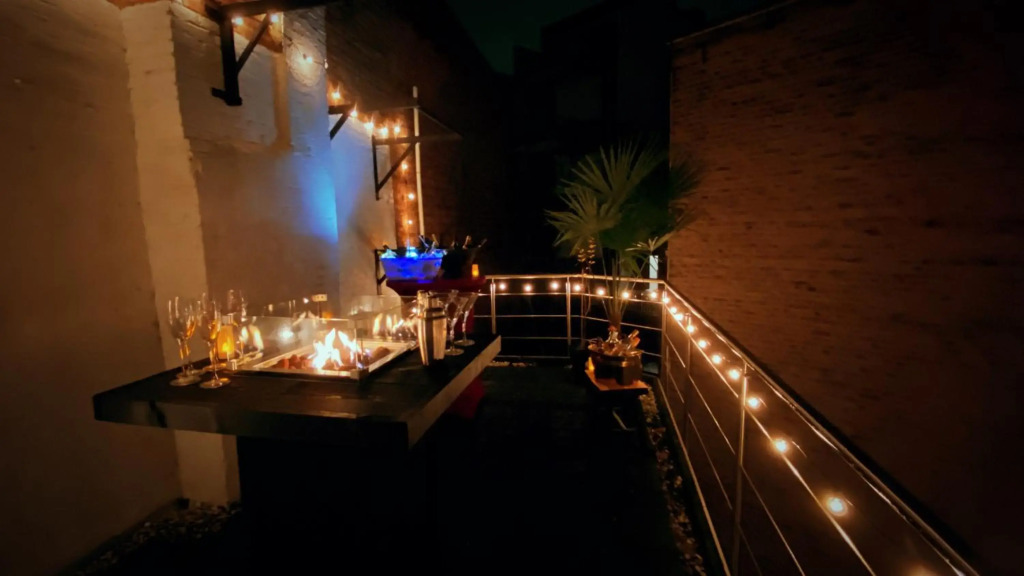 CoCo Paradiso suite - DJ booth, bar, cinema, terrace, bathtub, kingsize bed
