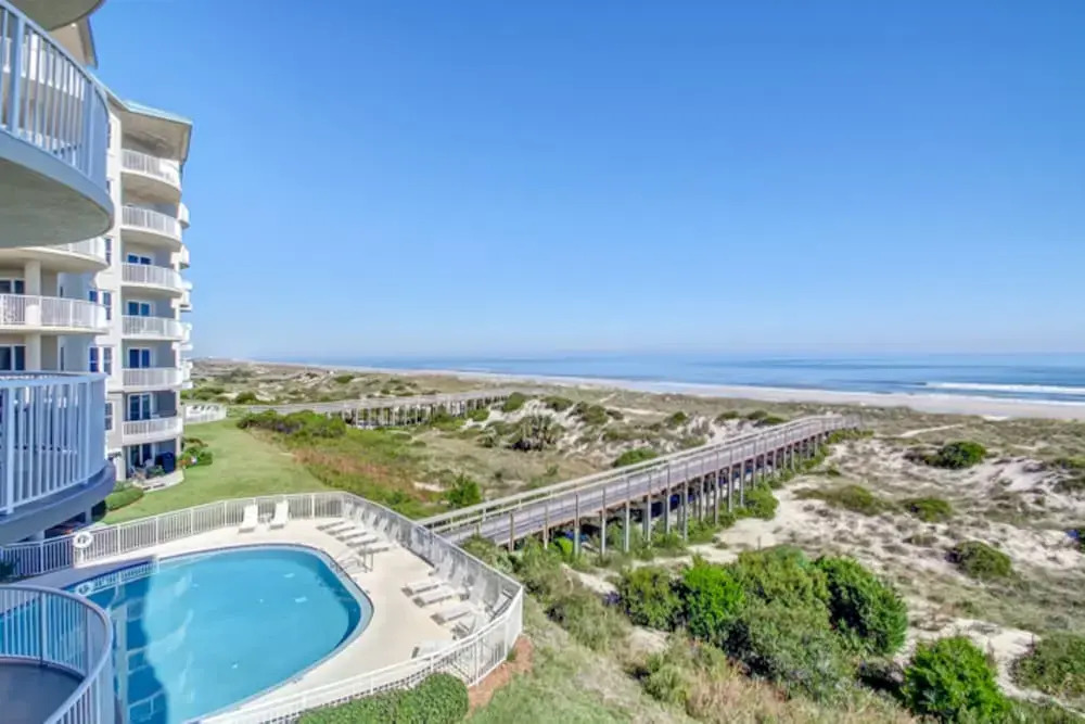 Oceanfront Condo With Great Ocean View, Balcony, Fast Wifi & 2 Shared Pools