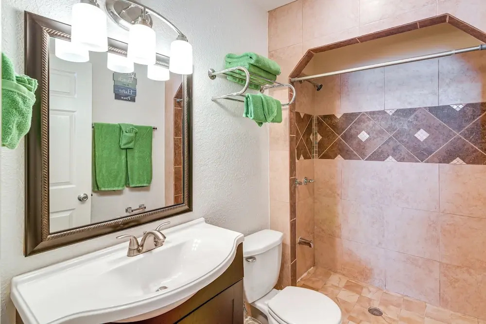 Convenient Galveston Home < 1 Mi to Beach!