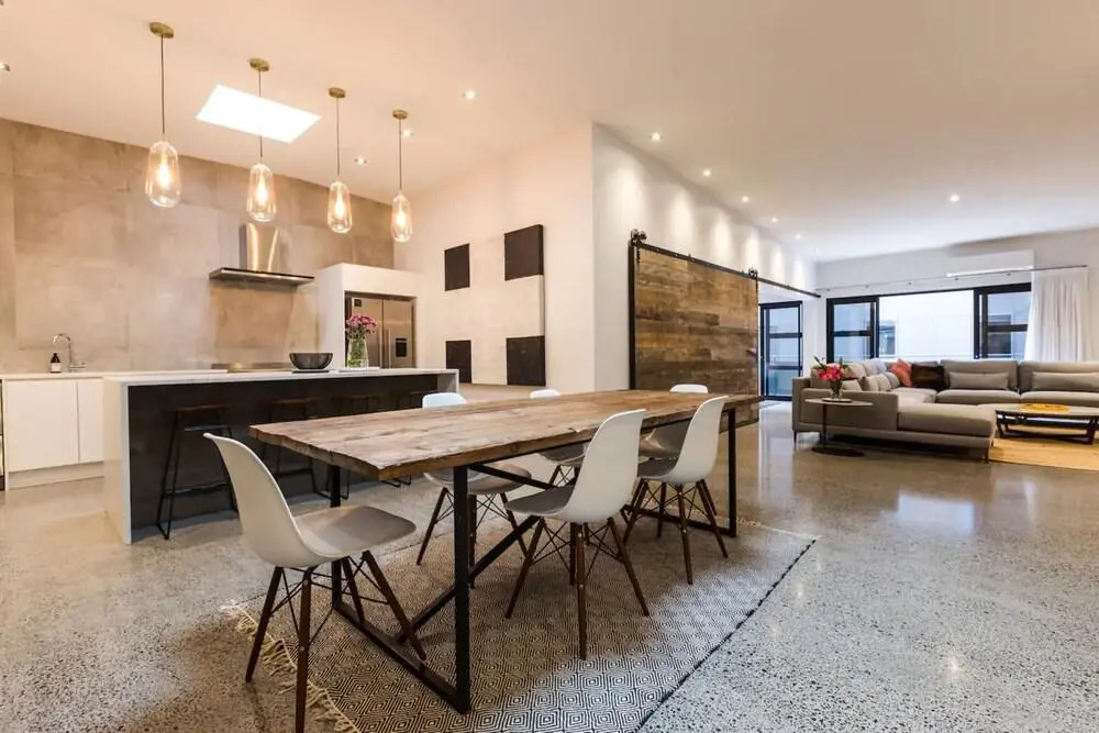 Designer 4 Bedroom Converted Loft Minutes to Skycity