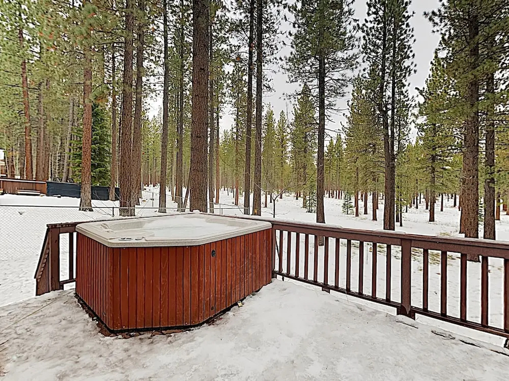Peaceful W/ Private Hot Tub 5 Bedroom Home
