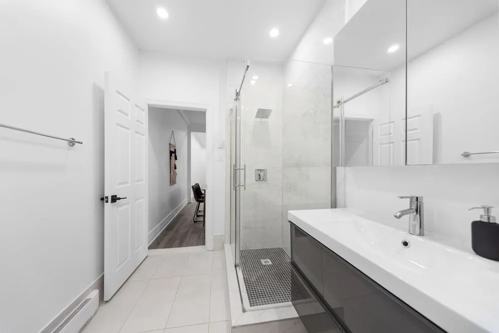 Spacious Renovated Apartment Sleeps 12