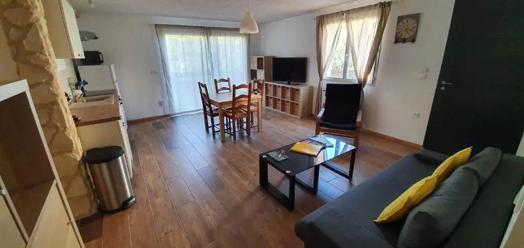 Logement, rez-de-jardin d’une maison, orée du bois