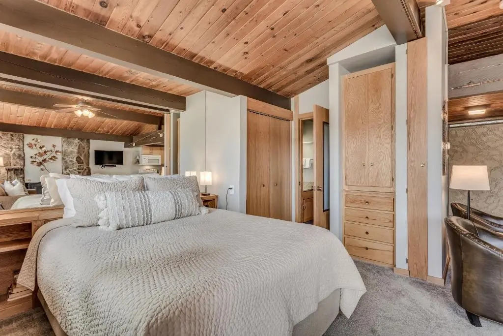 Laurelwood Condominiums Studio Deluxe Unit 115