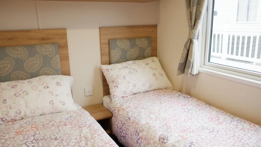 Excellent caravan 4 birth sleeps 6 Tranquil site