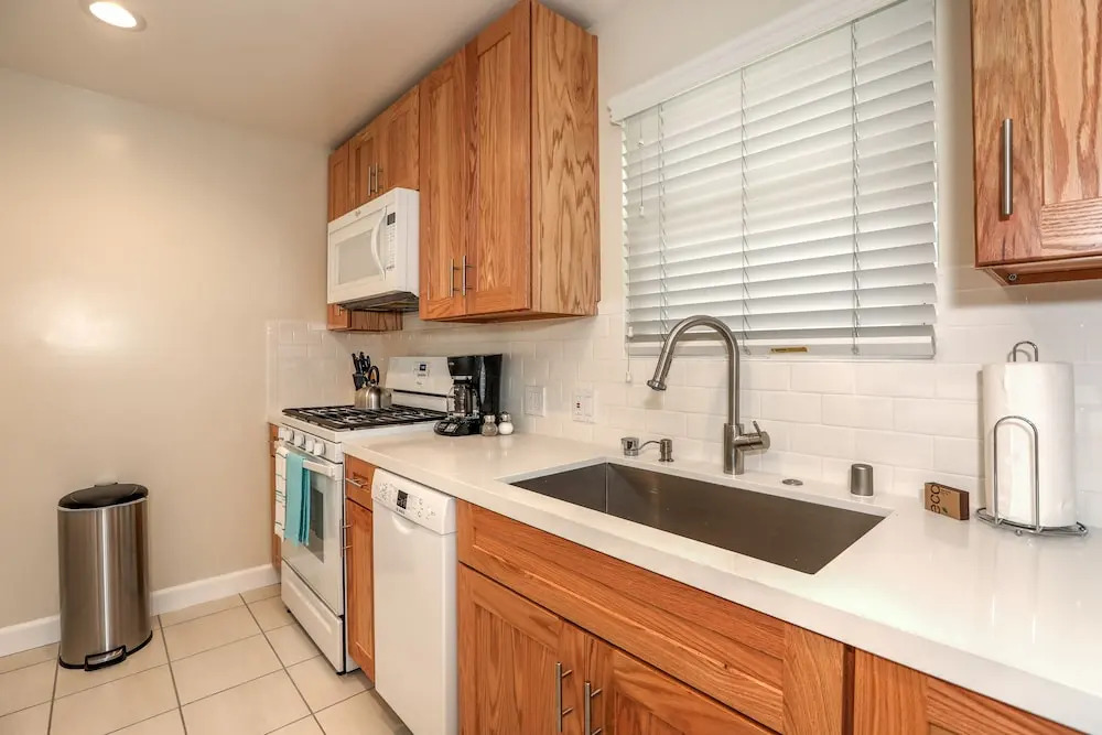 Beachy 3br - 1 Block To Ocean, Near Abbott Kinney 3 Bedroom Home