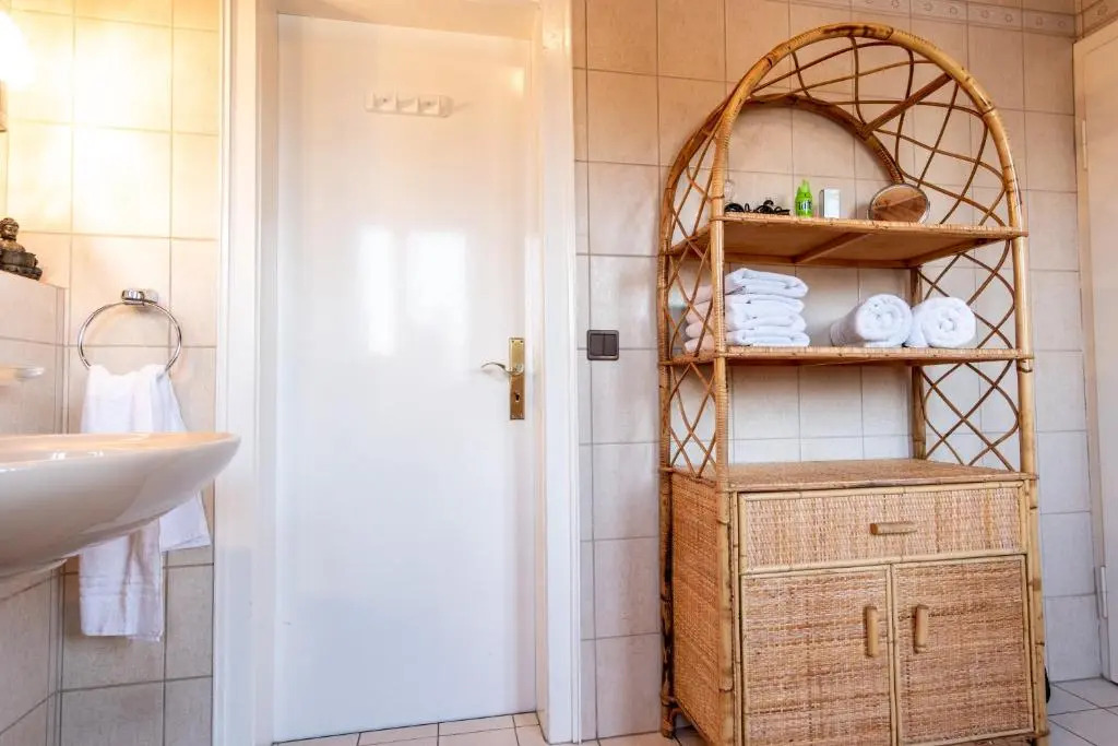 cruwzo I Holiday Home with Balcony, Garden and Terrace