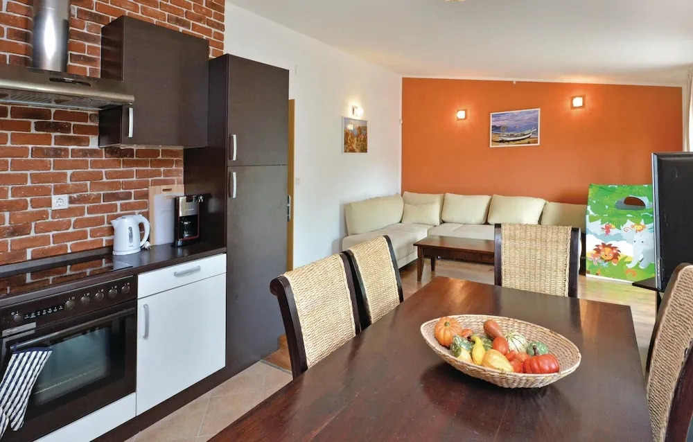 Beautiful Home in Okrug Gornji With Wifi and 4 Bedrooms