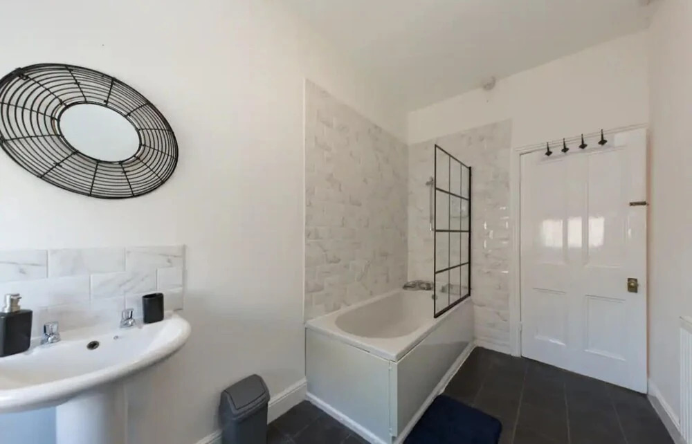 Impeccable 2-bed House in Stoke-on-trent