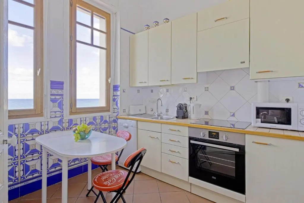 Nice quiet 3 1br with balcony and view on the beach of Hendaye Welkeys